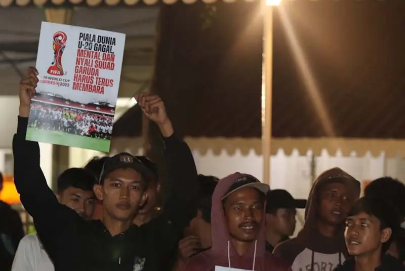 Ratusan Suporter Antusias...