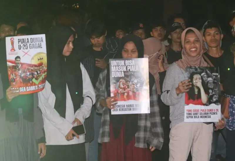 Ratusan Suporter Antusias...