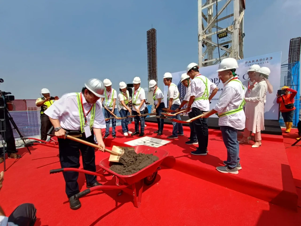 Topping off Proyek Apartemen...
