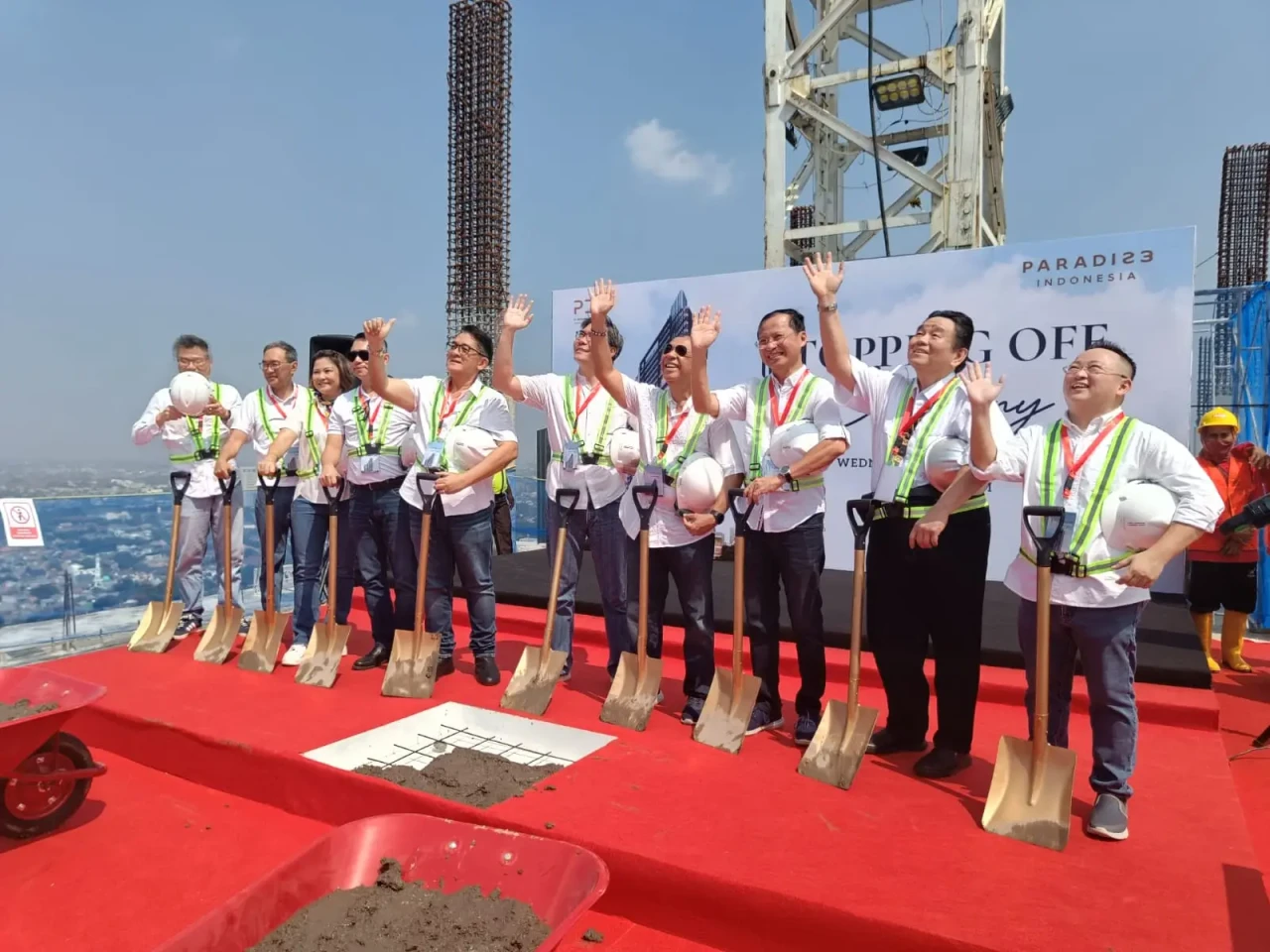 Topping off Proyek Apartemen...