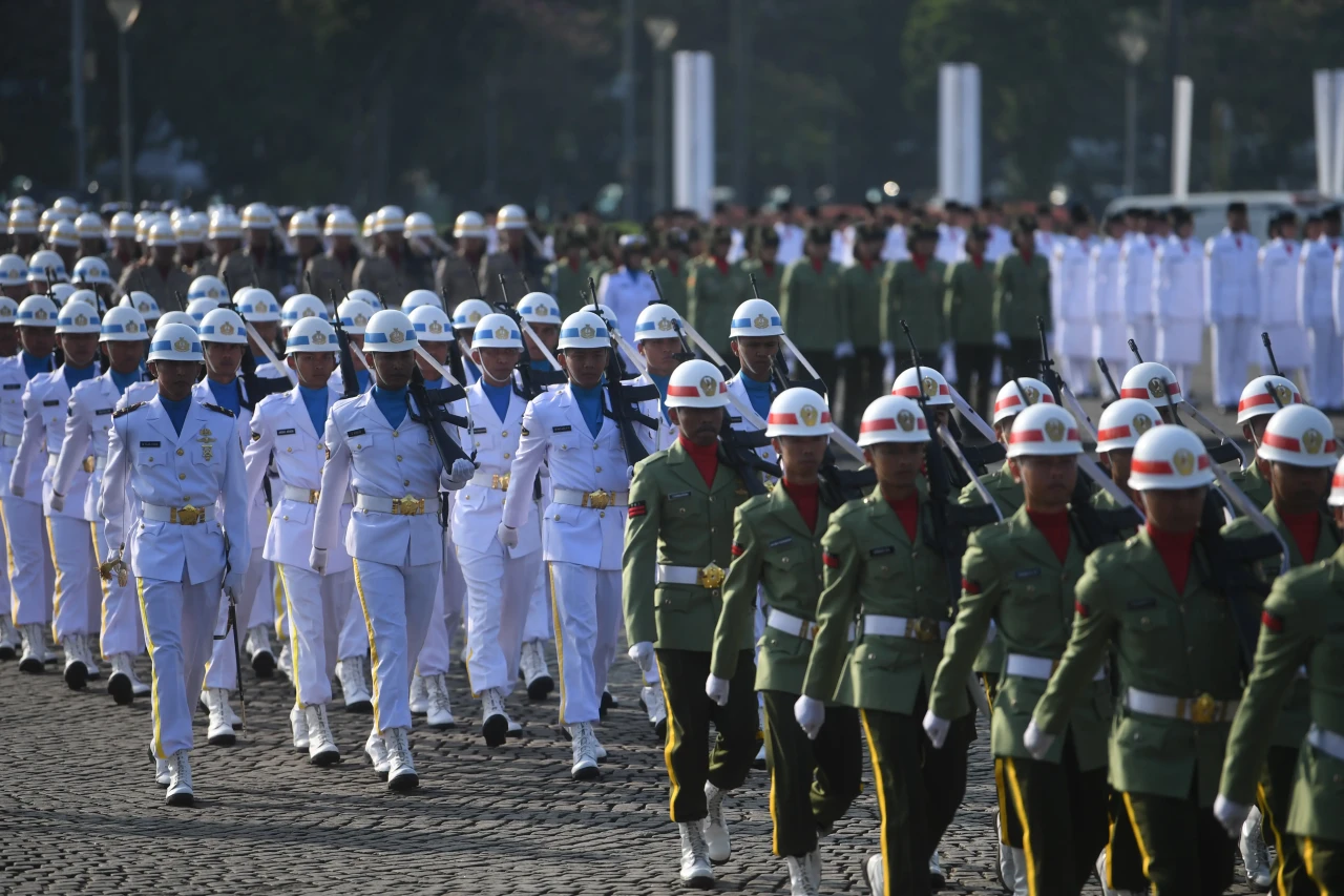 Jokowi Pimpin Upacara...