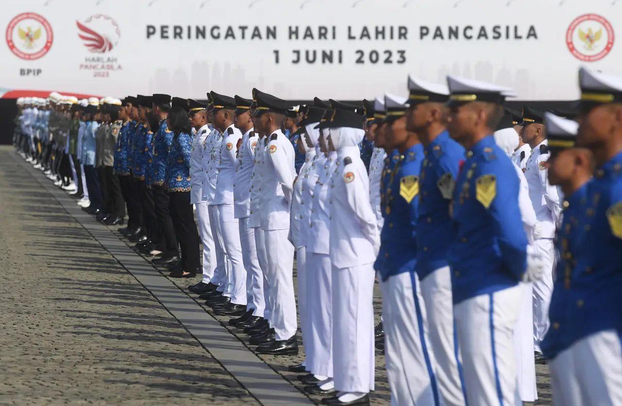 Jokowi Pimpin Upacara...