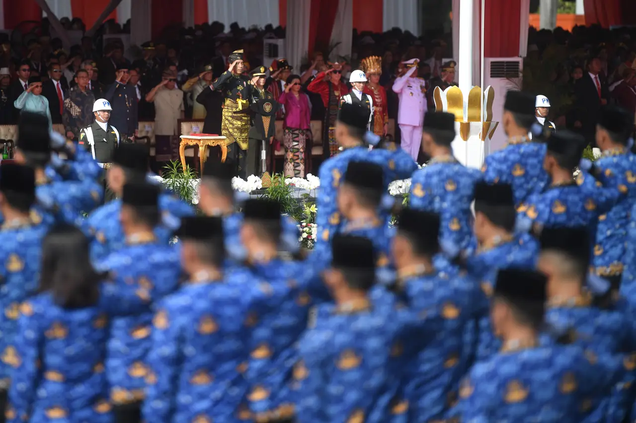 Jokowi Pimpin Upacara...