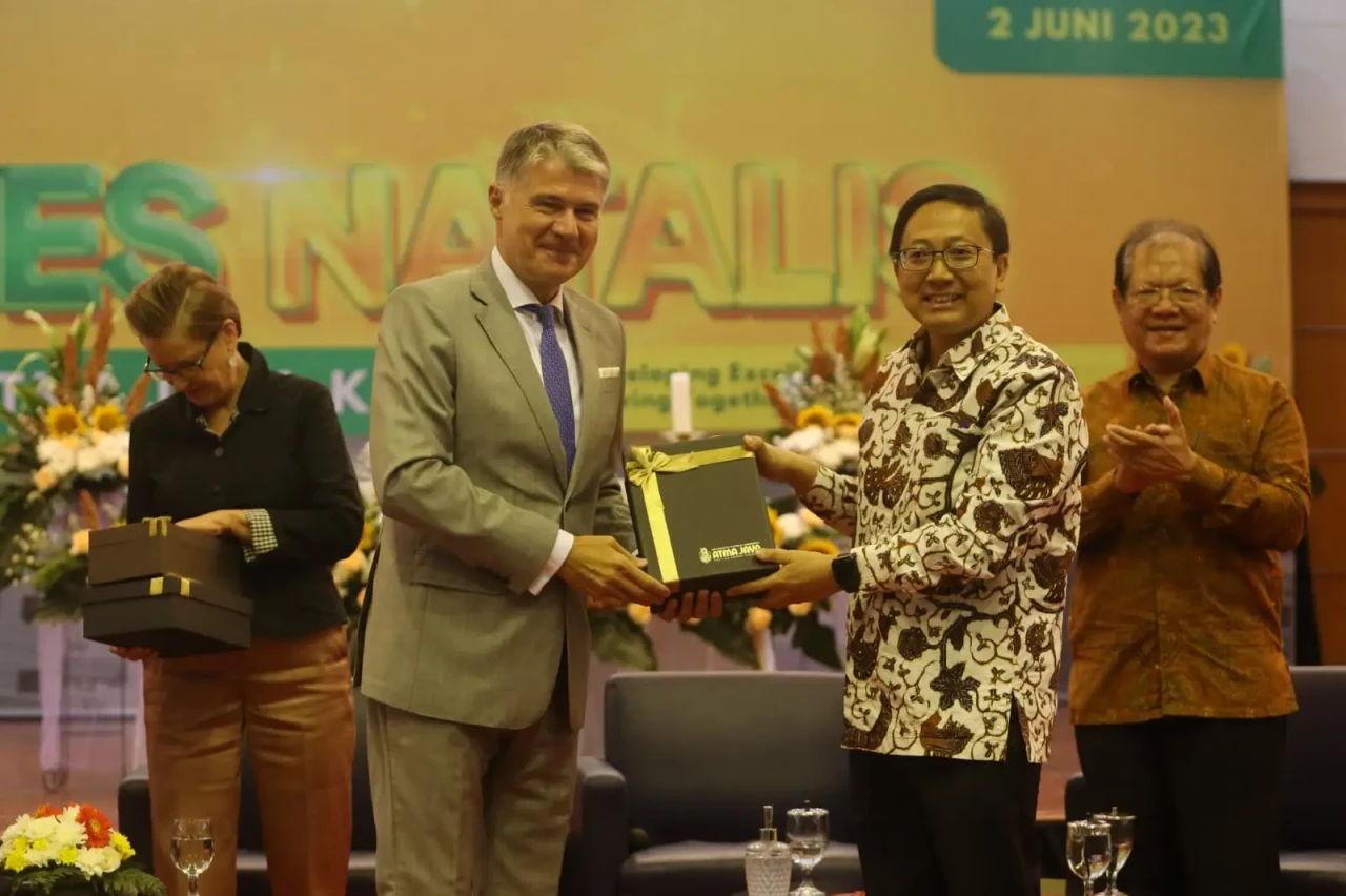 Seminar Internasional...