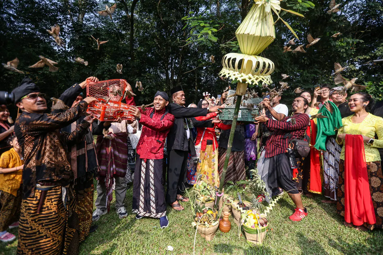 Kirab Sedekah Hutan...
