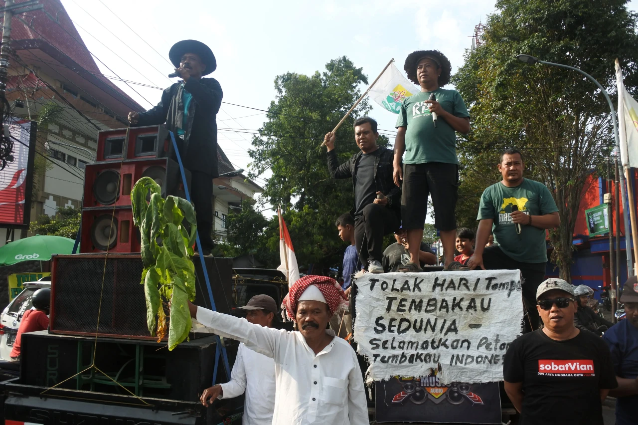 Warga Jember Tolak Hari...