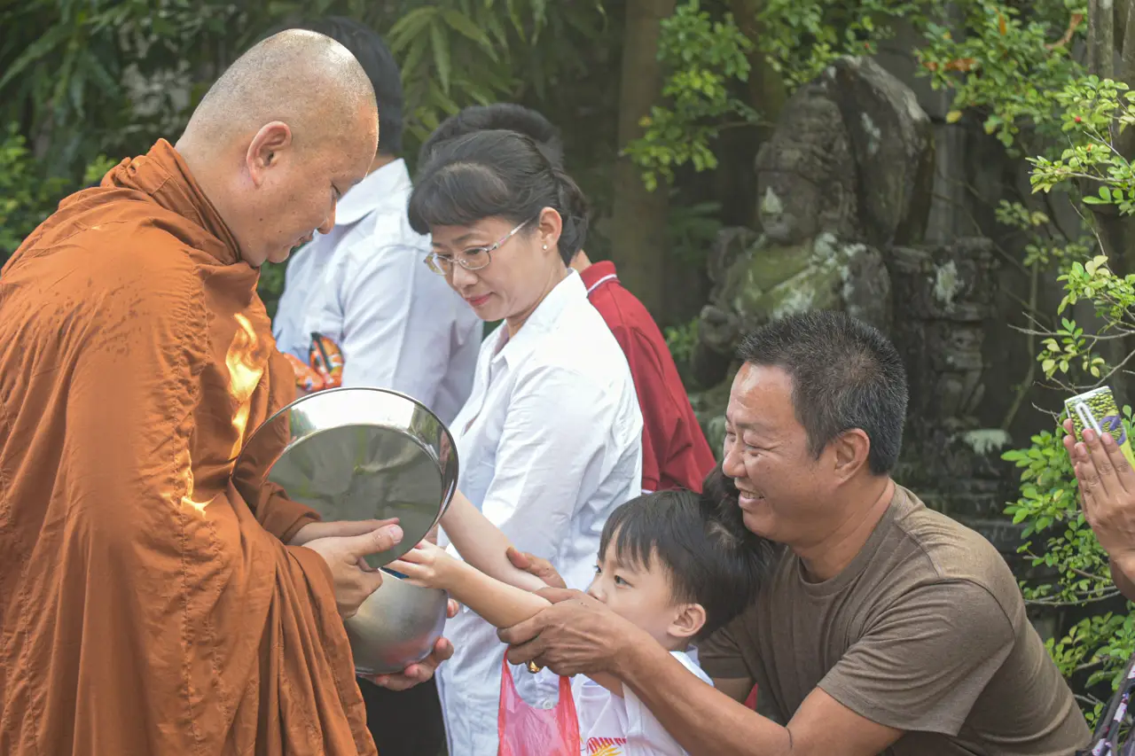 Pindapata Umat Buddha...