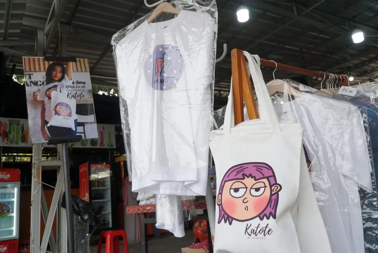 Warnai Pasar Kaos dan...