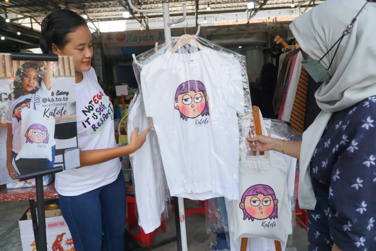 Warnai Pasar Kaos dan...