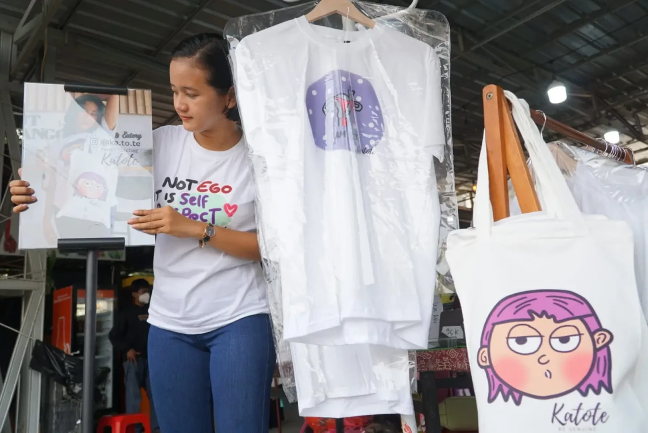 Warnai Pasar Kaos dan...