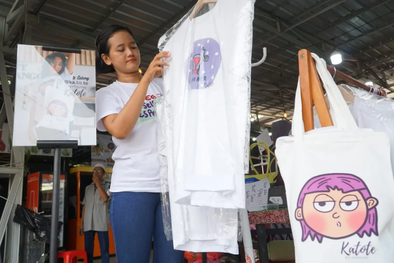 Warnai Pasar Kaos dan...