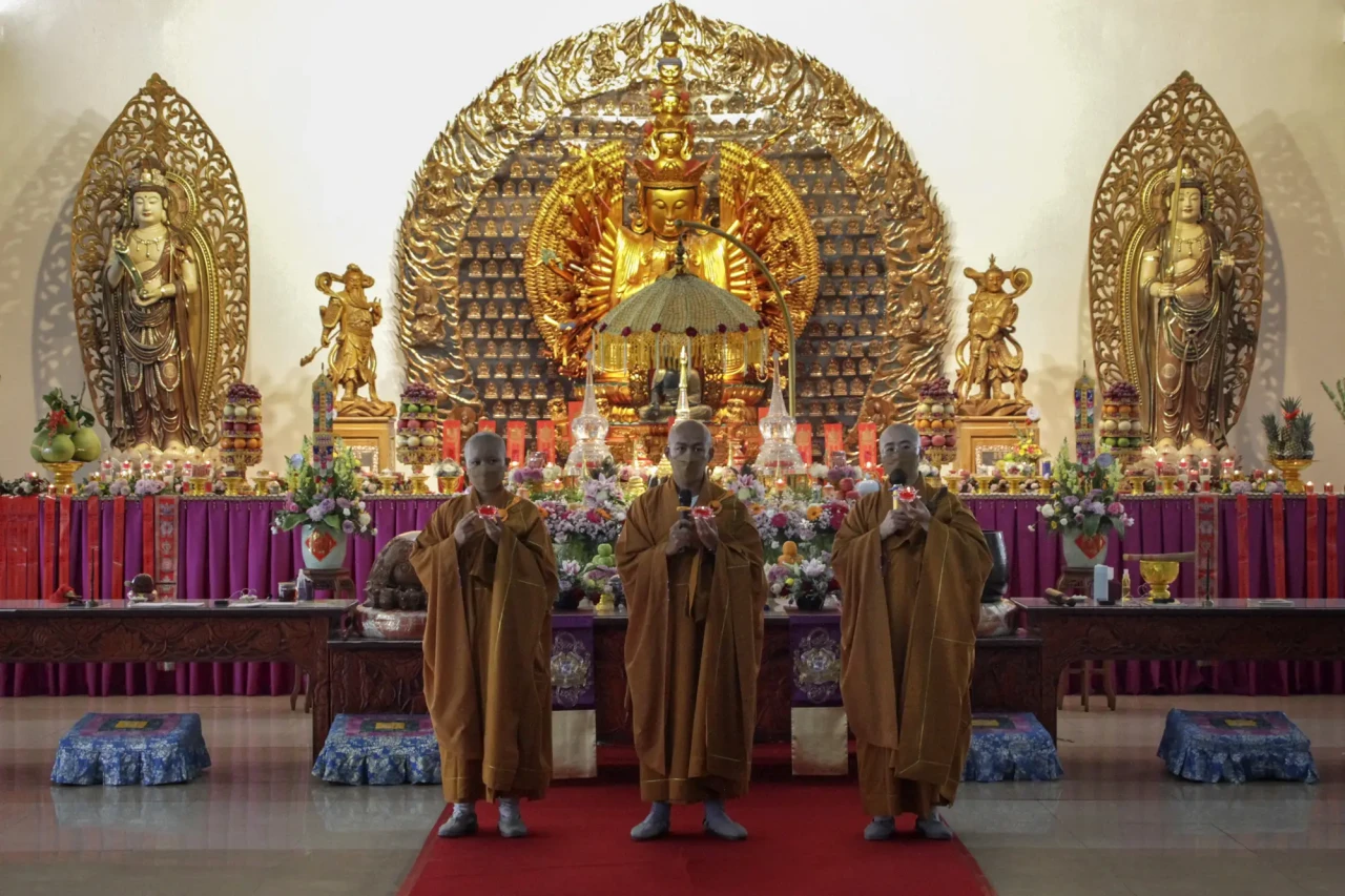Ratusan Umat Buddha...