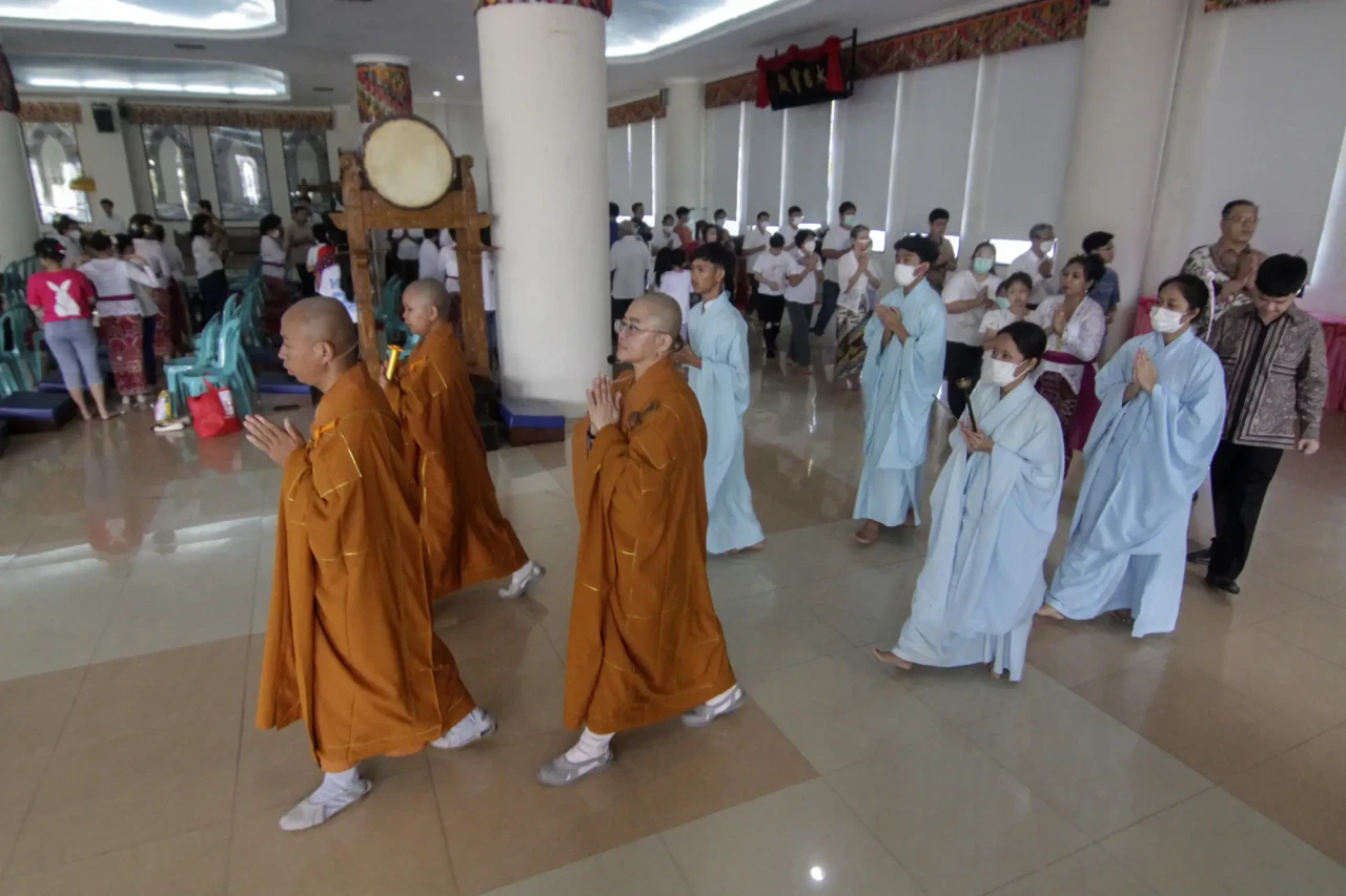 Ratusan Umat Buddha...