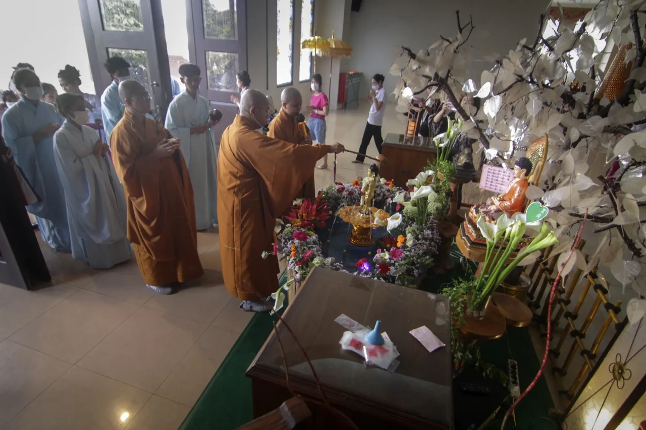 Ratusan Umat Buddha...