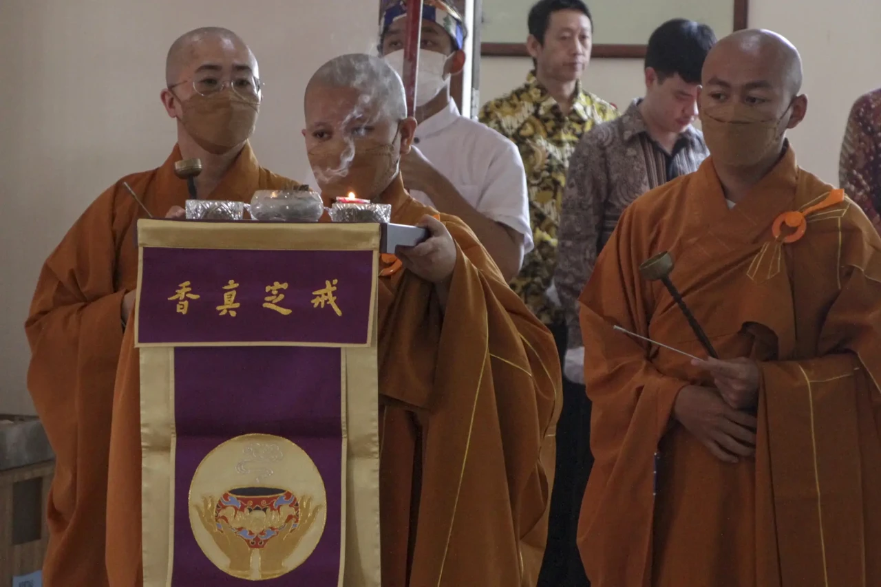 Ratusan Umat Buddha...