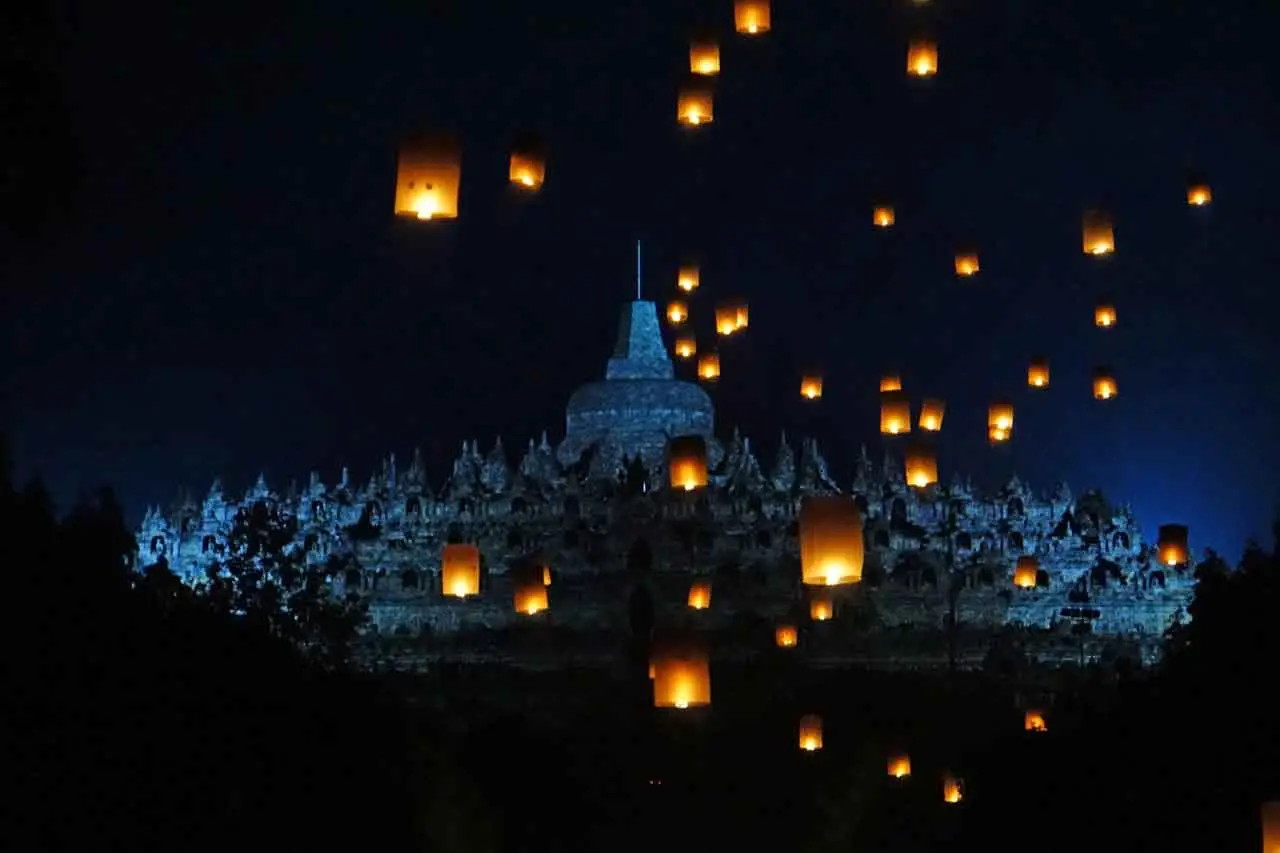 Festival Lampion Waisak...