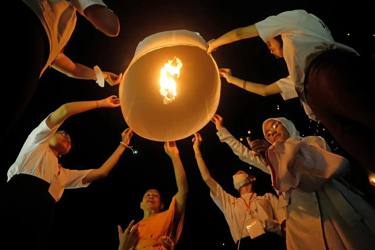 Festival Lampion Waisak...