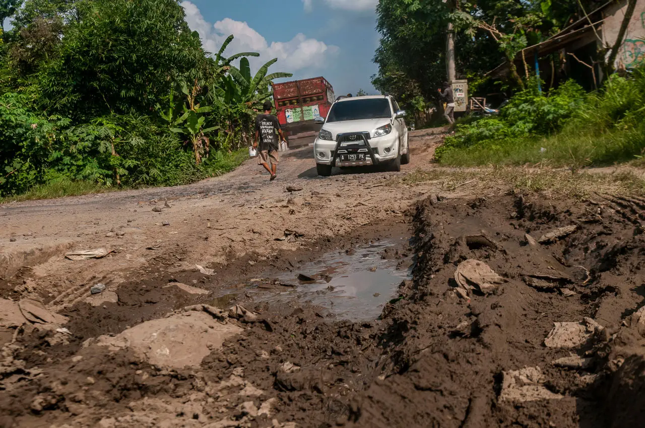 Akses Jalan Rusak Akibat...