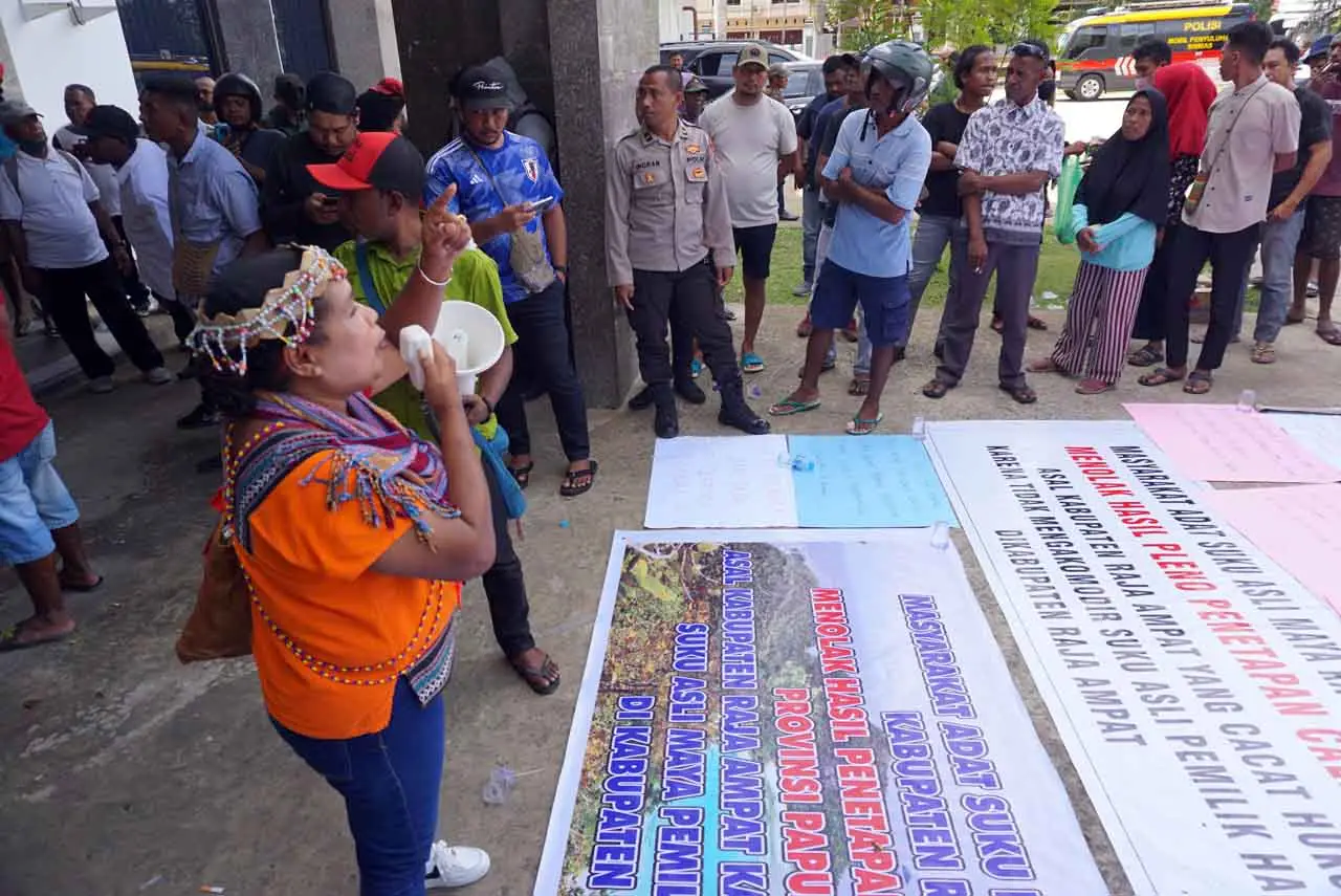 Unjuk Rasa Masyarakat...