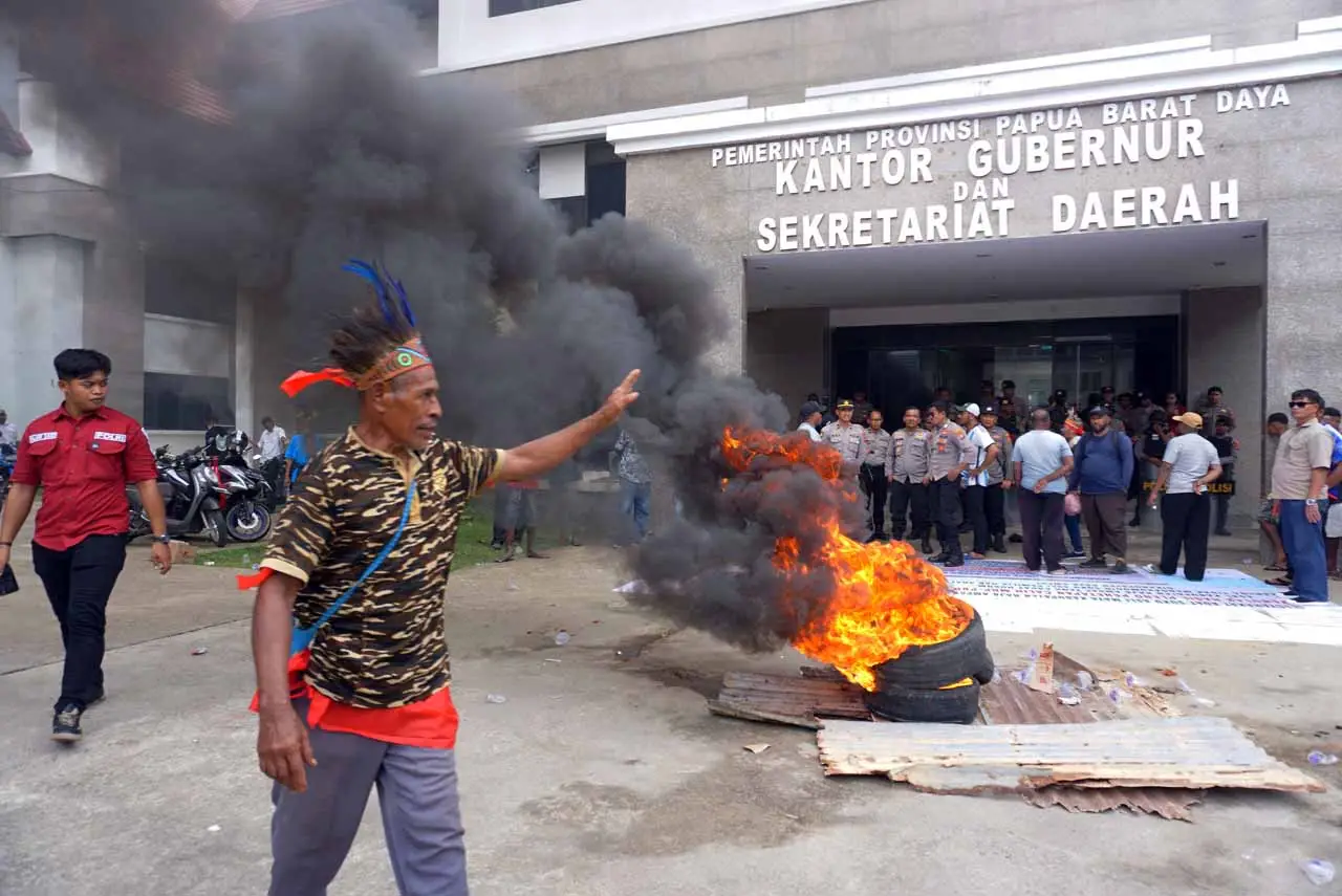 Unjuk Rasa Masyarakat...