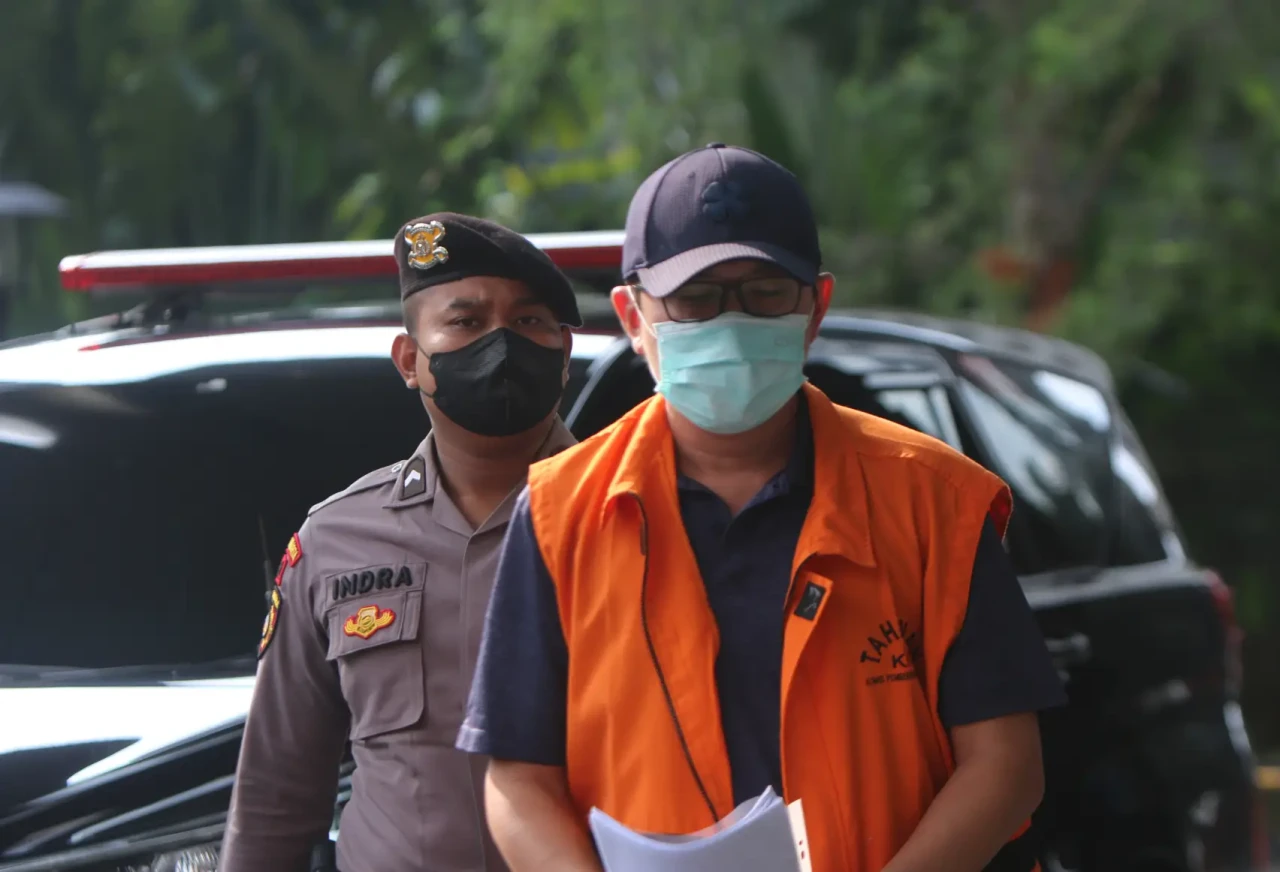 Tersangka Direktur Sarana...