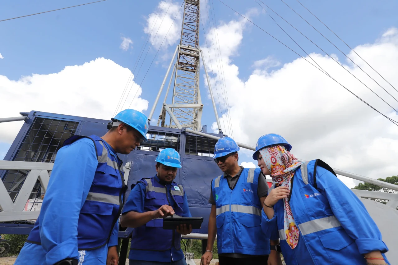 XL Axiata Membangun...