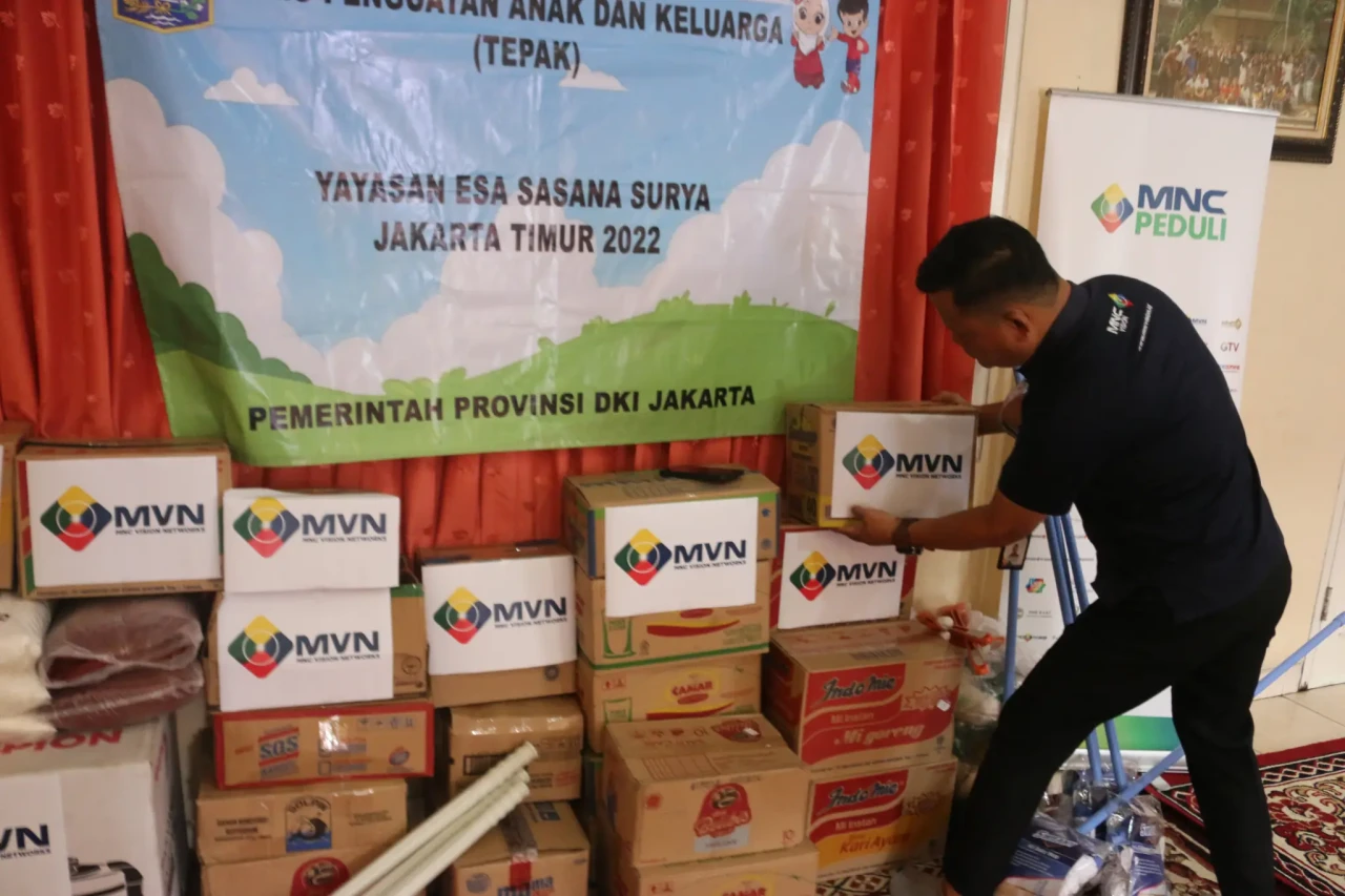 MNC Vision Network Serahkan...