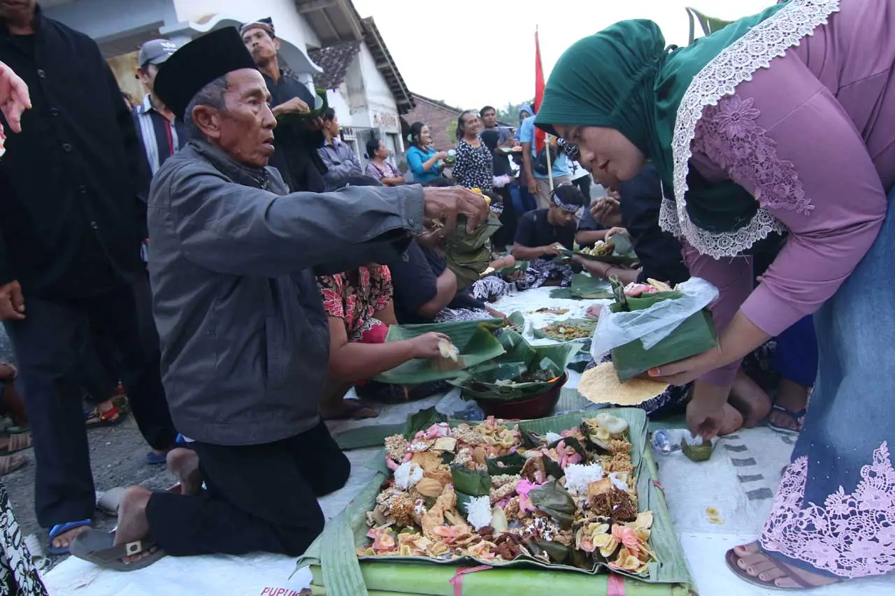 Tradisi Tumpeng Songo...