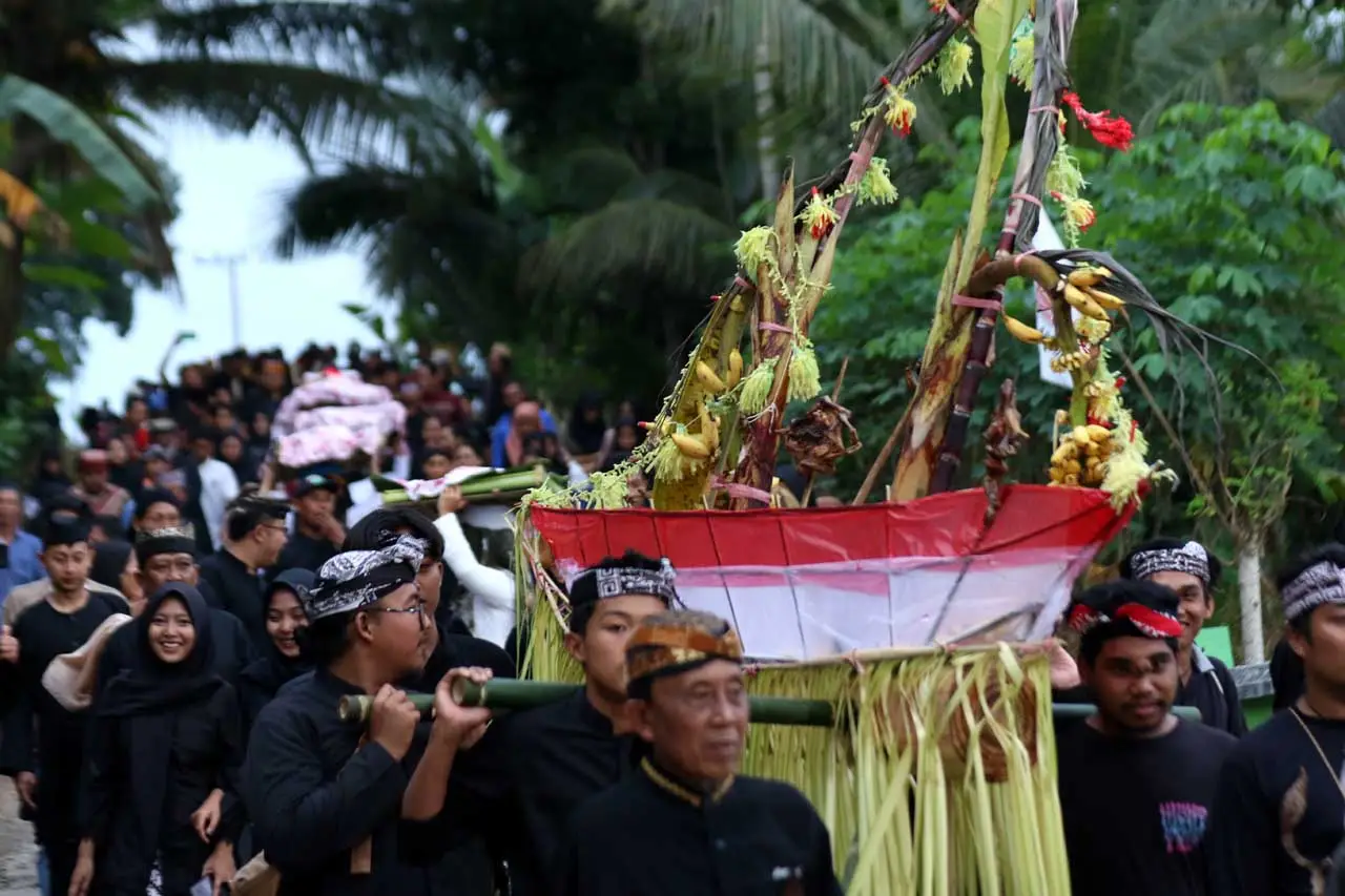 Tradisi Tumpeng Songo...