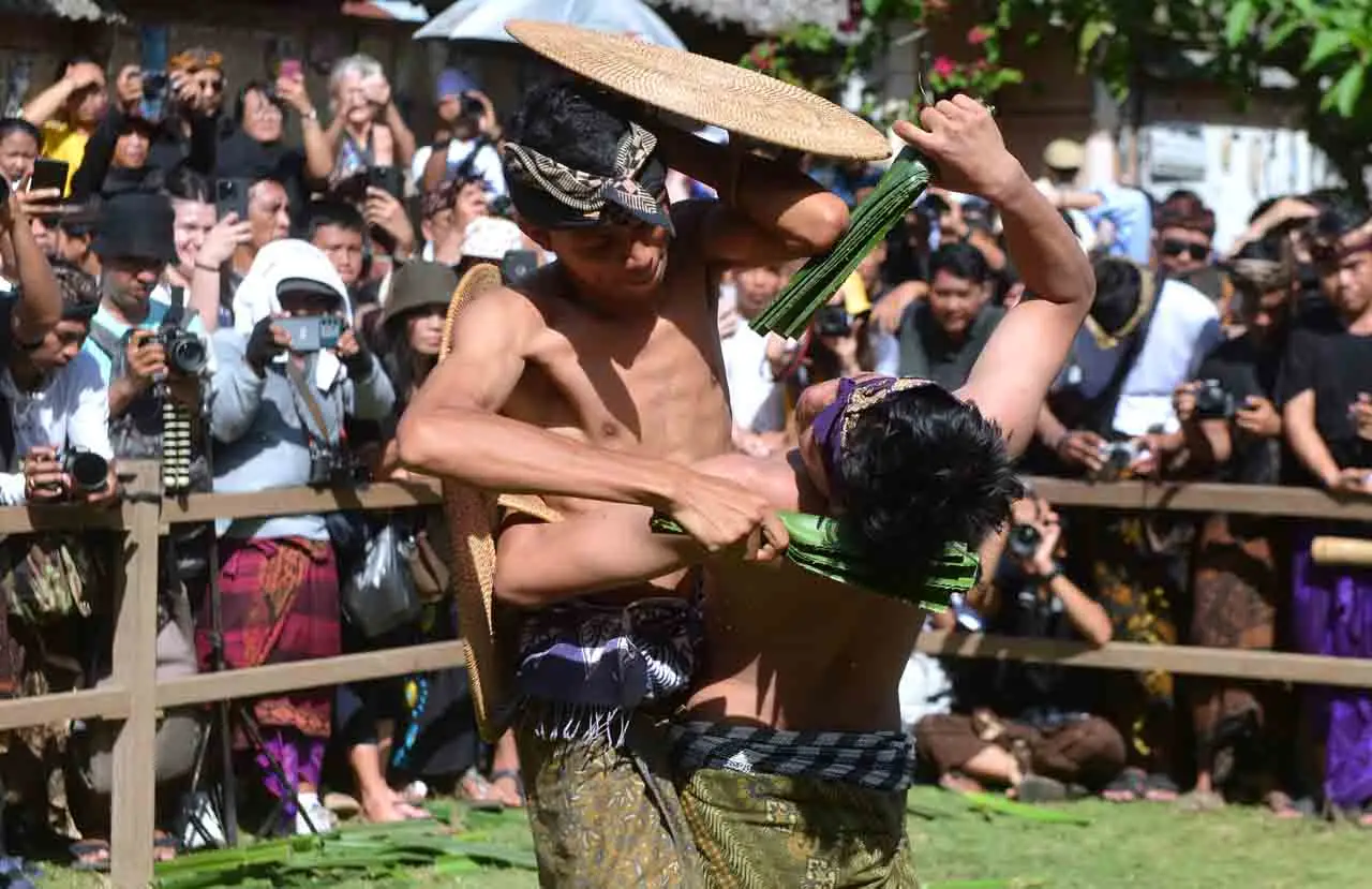 Tradisi Perang Pandan...