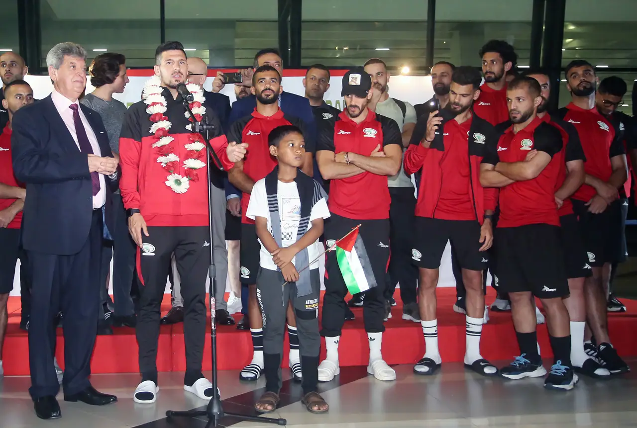 Tiba di Indonesia, Timnas...