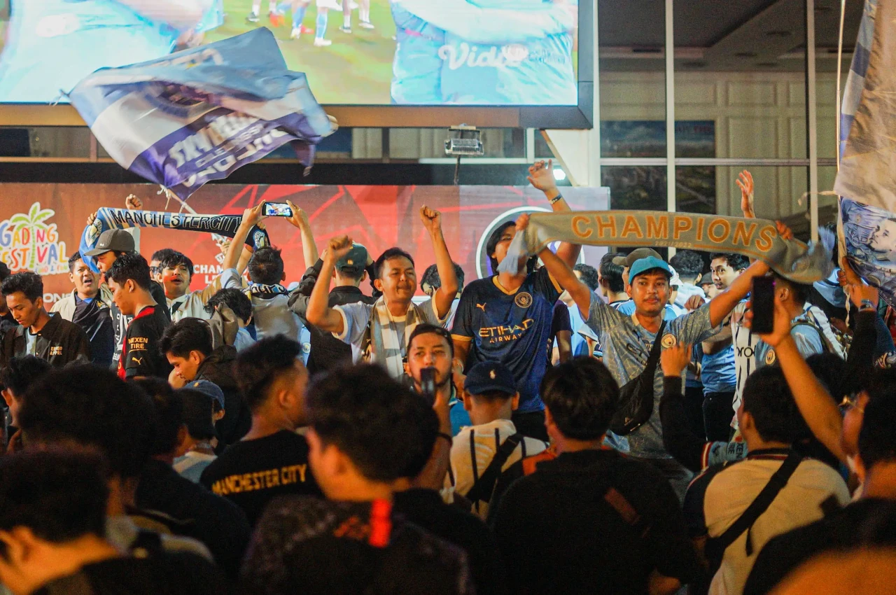 Euforia Suporter Rayakan...