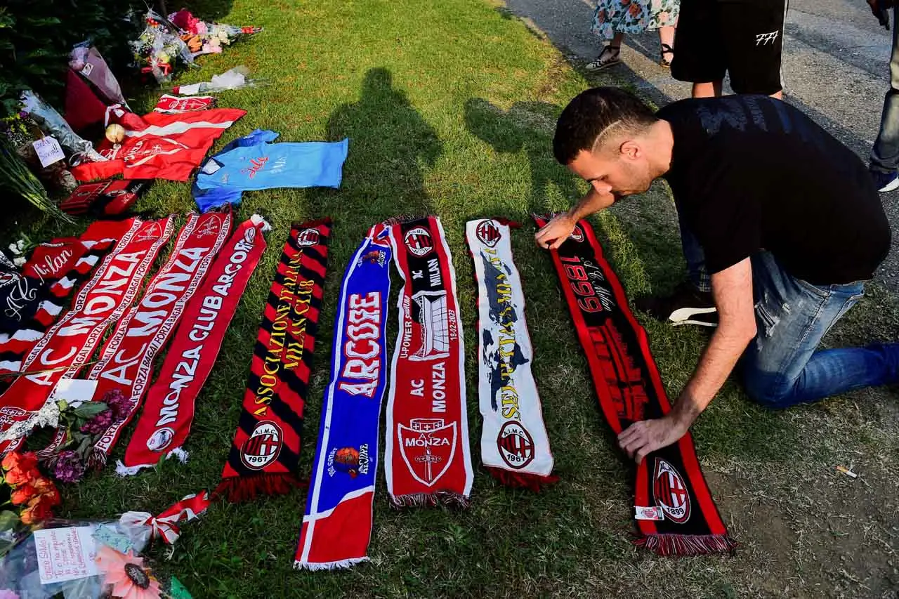 Warga Italia Beri Penghormatan...