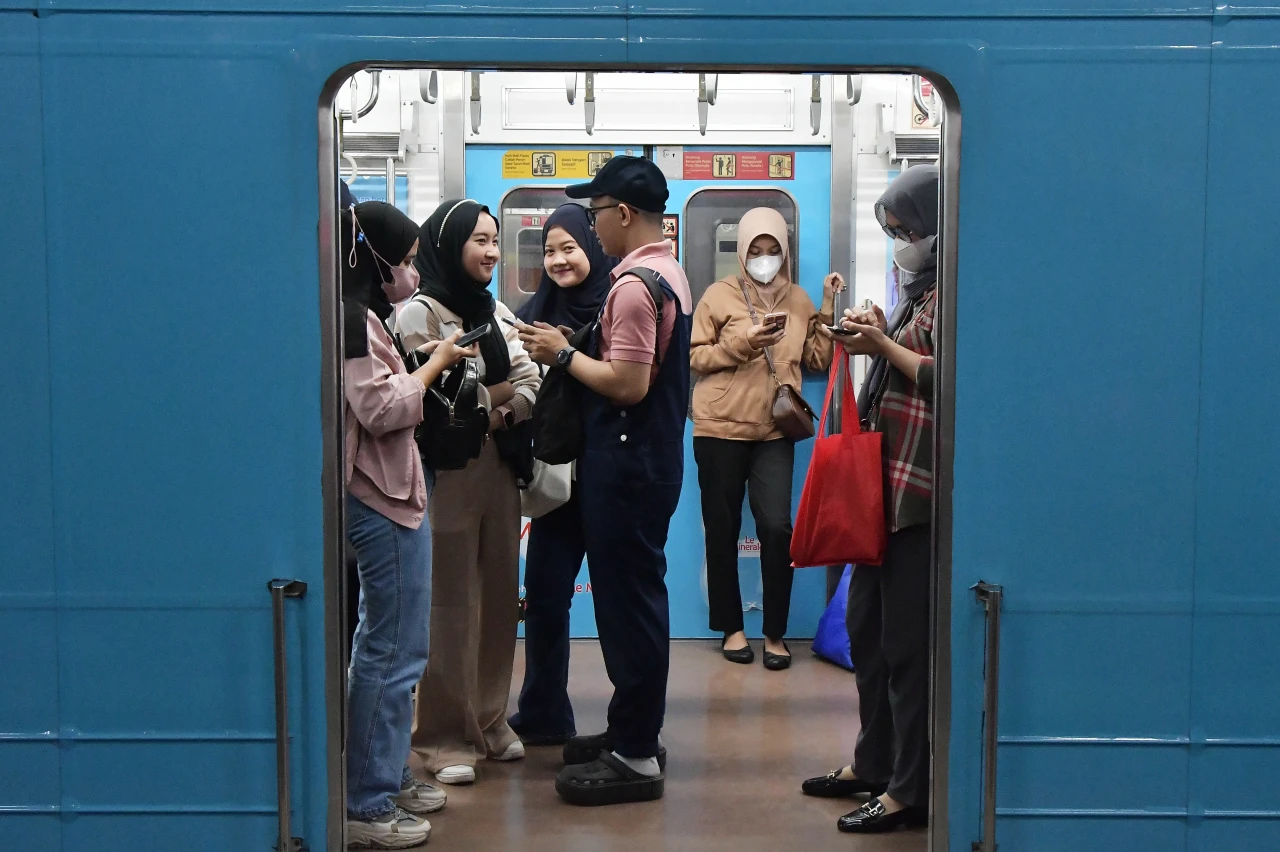 Penumpang KRL Tidak...