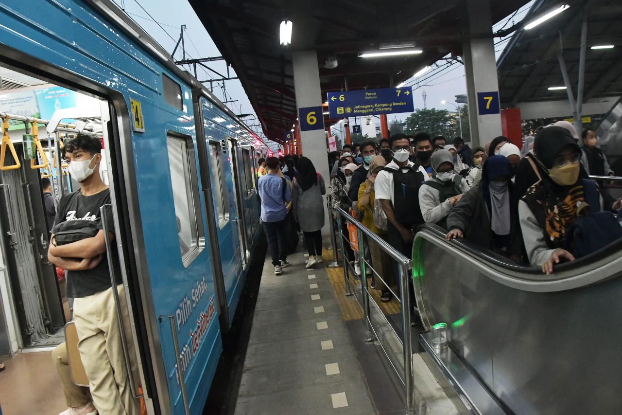Penumpang KRL Tidak...