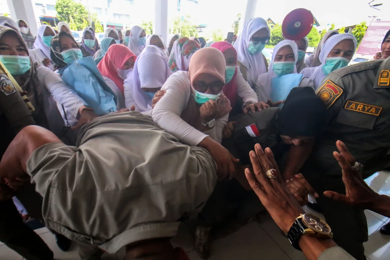 Menolak Diberhentikan,...