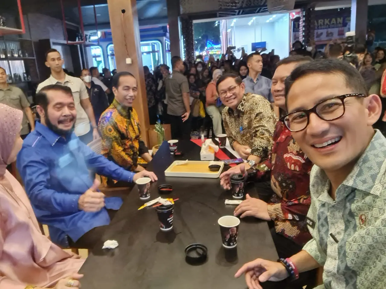 Pakai Batik Hijau, Begini...