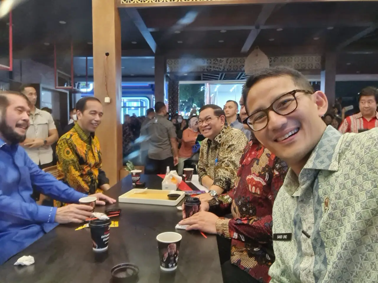 Pakai Batik Hijau, Begini...