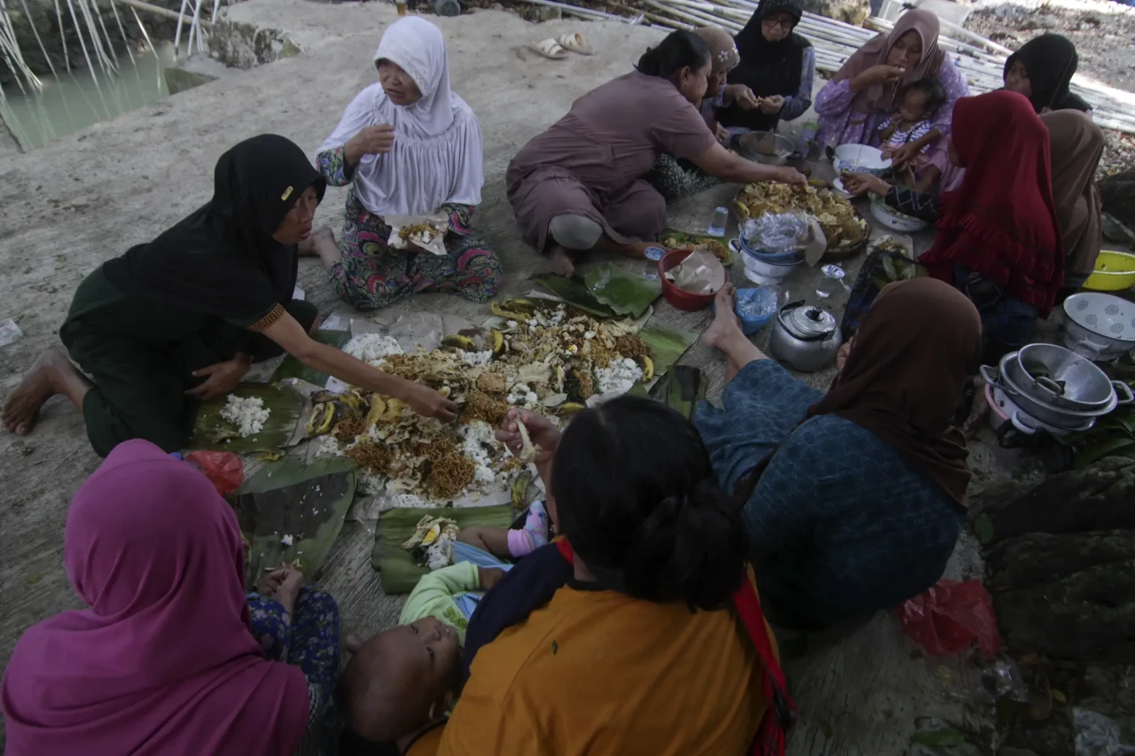Potret Tradisi Sedekah...
