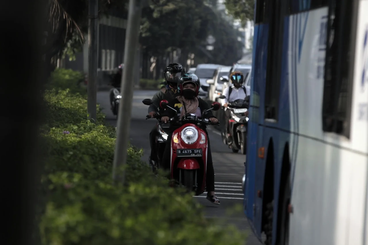 Terobos Jalur Bus TransJakarta,...