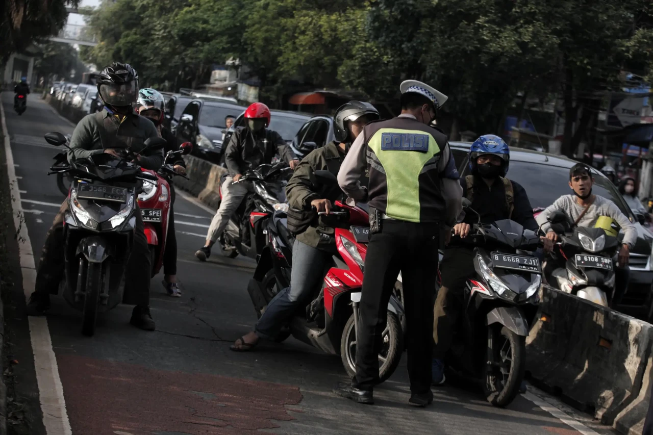 Terobos Jalur Bus TransJakarta,...