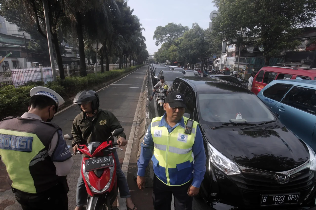 Terobos Jalur Bus TransJakarta,...