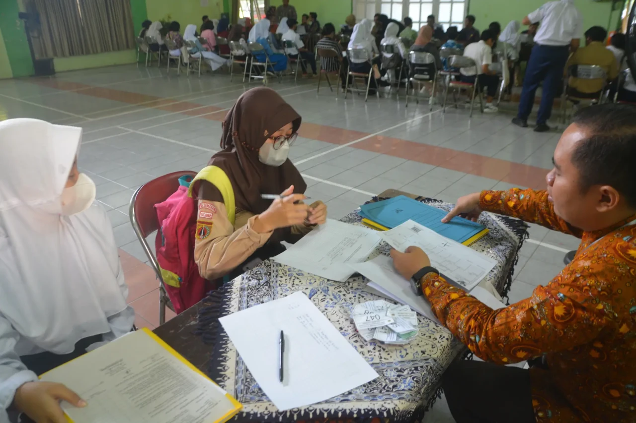 Ratusan Siswa Melakukan...