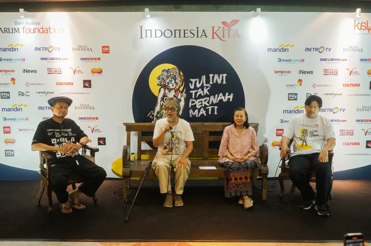 Kenang Nano Riantiarno,...