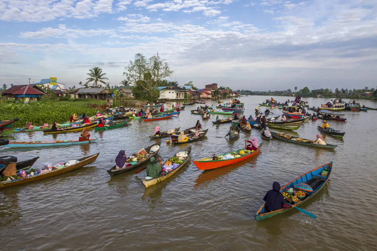 Mengunjungi Pasar Terapung...