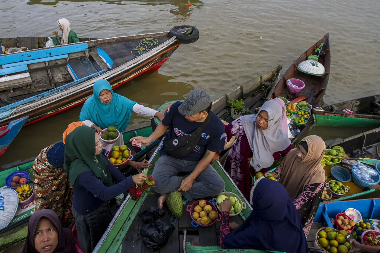 Mengunjungi Pasar Terapung...