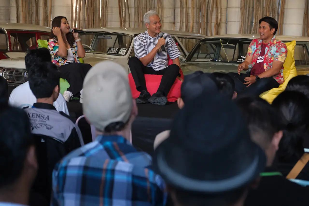 Ganjar Pranowo Berdiskusi...