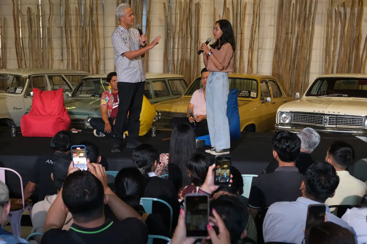 Ganjar Pranowo Berdiskusi...