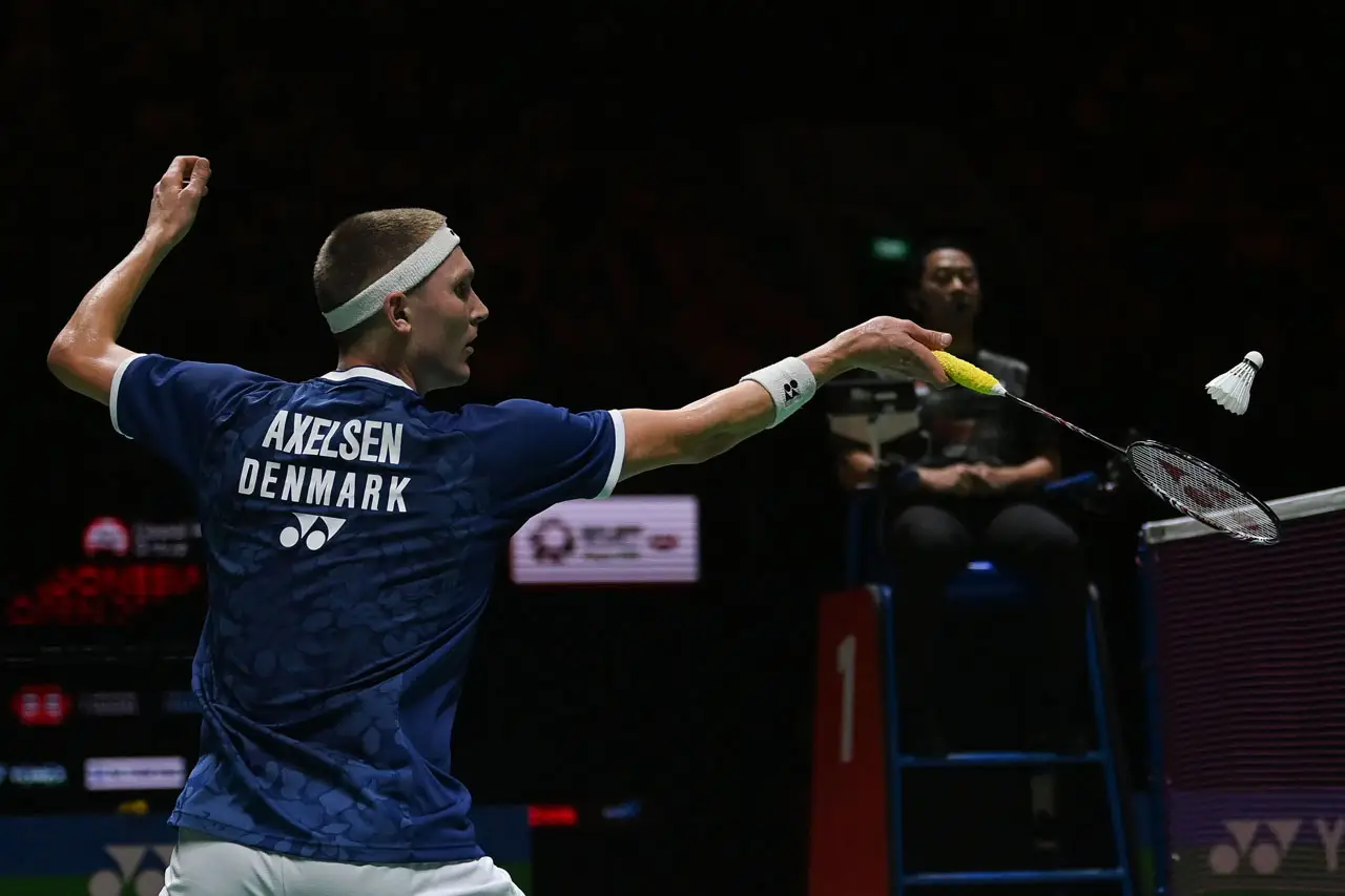 Viktor Axelsen Melaju...