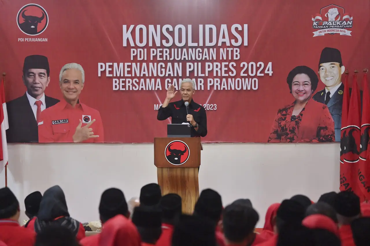 Ganjar Pranowo Pimpin...